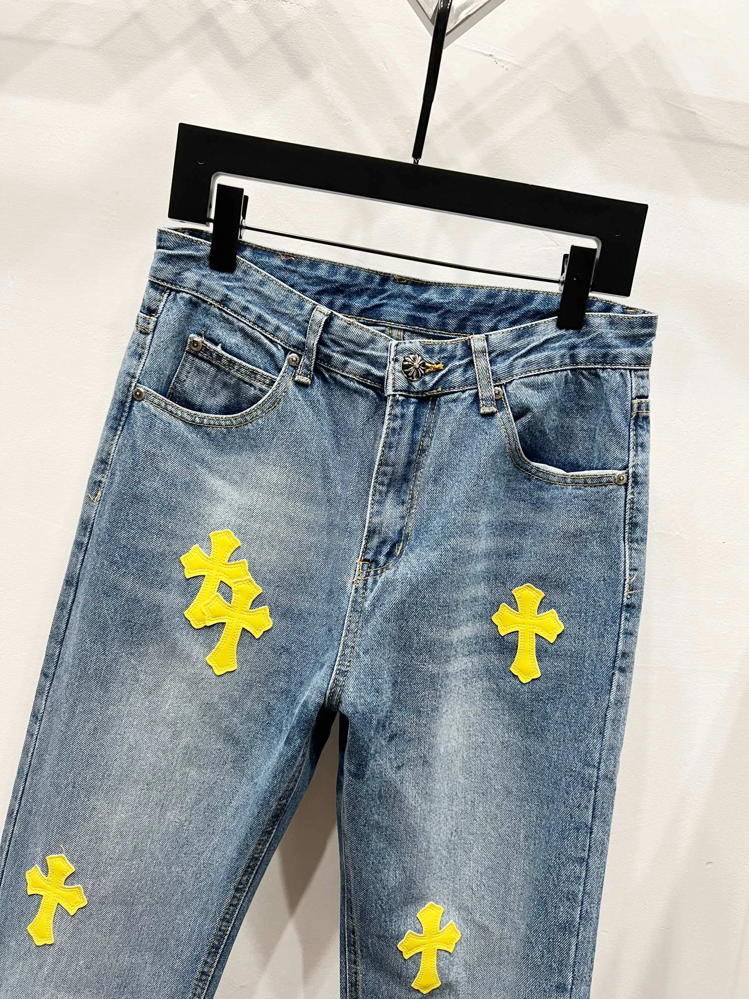 P240 Style number: (K1170) Chrome hearts & Chrome hearts High-end Chrome hearts blue and yellow leather cross patchwork leather jeans, the same style as the trendy uncle. Original hardware accessories, washed and other elevators, QR code analysis are all purchased from the original factory, high degree of restoration, you are welcome to compare the products ~ Three-dimensional version Loose and comfortable, not picky about the figure, taller and slimmer, factory Seiko, original factory quality control, same style for men and women, can be matched with couples, versatile recommendation, must-have jeans for all seasons, fashionable people have been disappointed From the quality selection of fabrics, the tailoring of details, and the matching of patterns, everything is impeccable! The upper body is so handsome when worn...it can be easily worn by men, women and children! The craftsmanship uses heavy-duty washed pure cotton denim fabric. After washing, it is soft and thick. It is very stylish when worn on the body. Size: 28, 30, 32, 34 Color: blue yellow leather